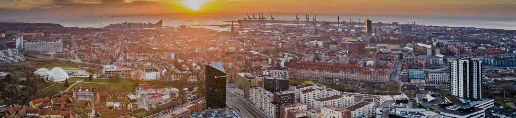 Panoramaudsigt over Aarhus i solnedgang